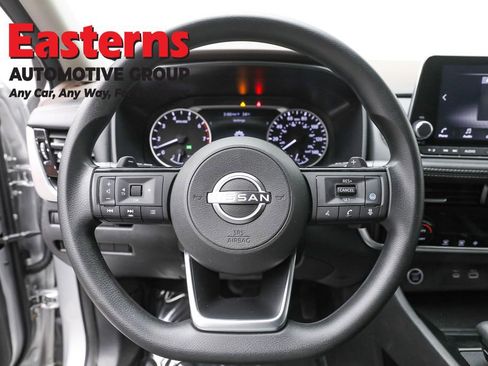 Used 2022 Nissan Rogue SV image 10