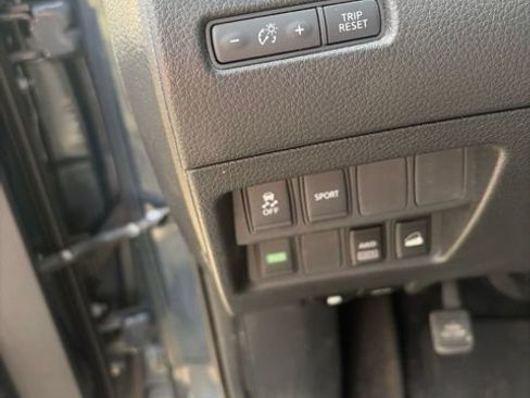 Used 2016 Nissan Rogue SV AWD/4WD image 18