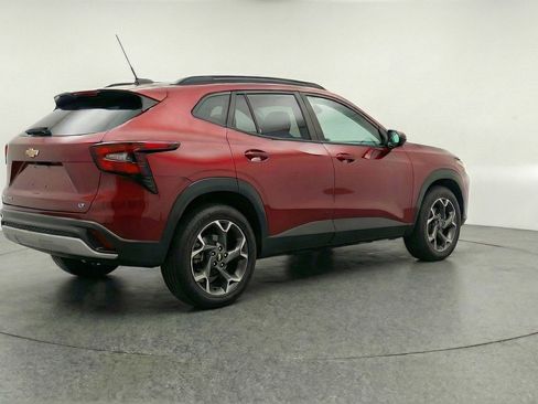 Used 2025 Chevrolet Trax LT FWD image 9