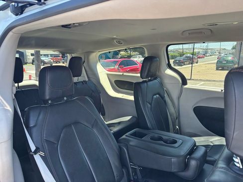 Used 2019 Chrysler Pacifica Touring-L FWD image 15