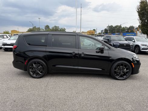 Used 2025 Chrysler Pacifica Limited FWD image 11