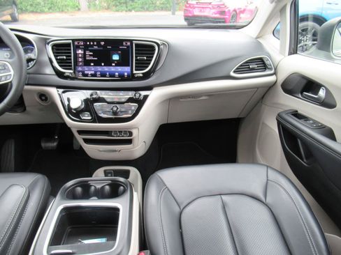 Used 2023 Chrysler Pacifica Touring-L FWD image 15