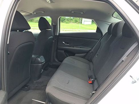 Certified 2025 Hyundai Elantra SE FWD image 11