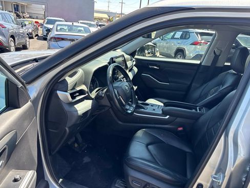 Used 2022 Toyota Highlander XLE FWD image 18