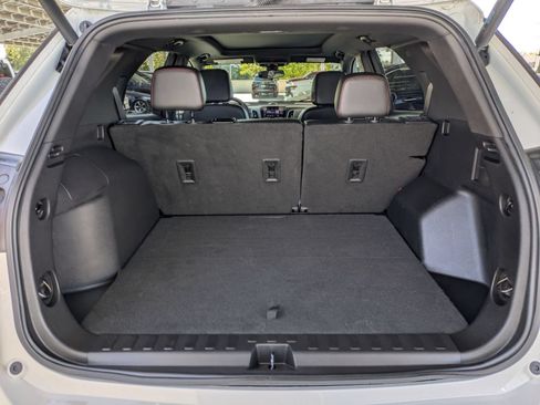 Used 2022 Chevrolet Equinox RS w/ RS Leather Package FWD image 25