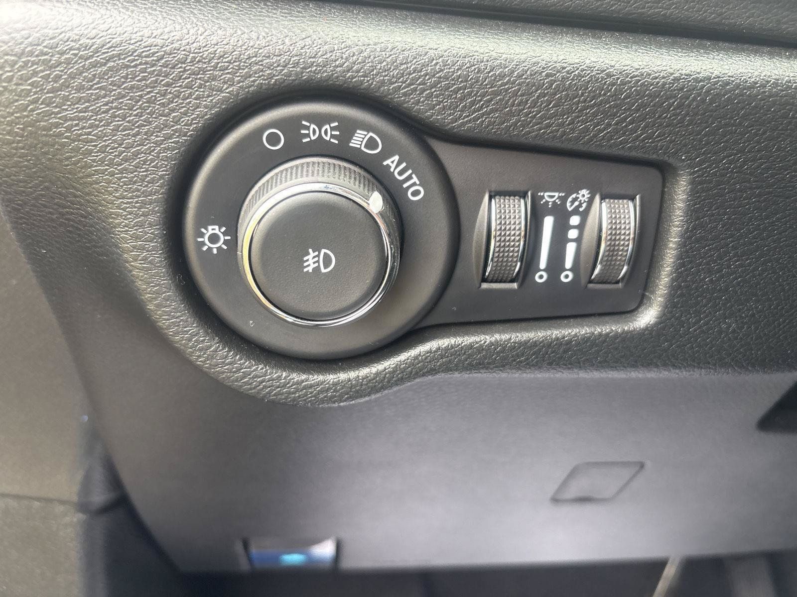 Used 2026 Chrysler Pacifica Select FWD image 21