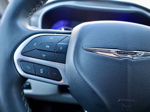 Used 2023 Chrysler Pacifica Touring-L image 25