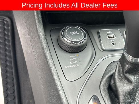 Used 2022 Jeep Cherokee Latitude AWD/4WD image 10
