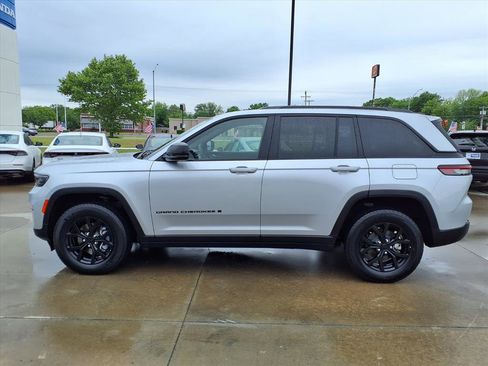 Used 2025 Jeep Grand Cherokee Altitude AWD/4WD image 22
