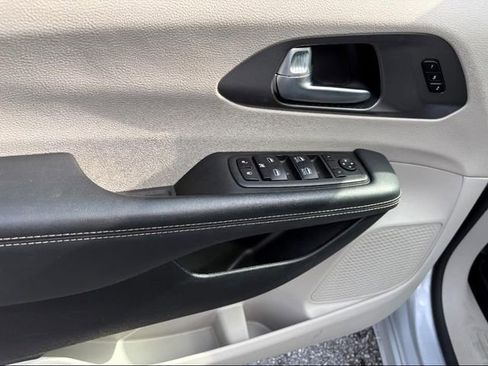 Used 2023 Chrysler Pacifica Touring-L image 20