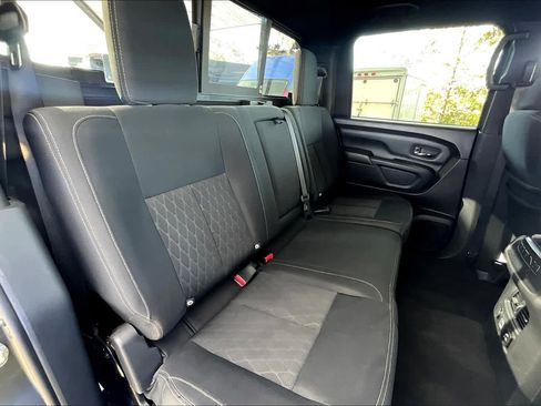 Used 2019 Nissan Titan SV w/ SV Convenience Package image 18