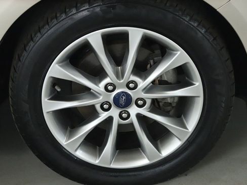 Used 2017 Ford Fusion SE w/ Fusion SE Technology Package image 10