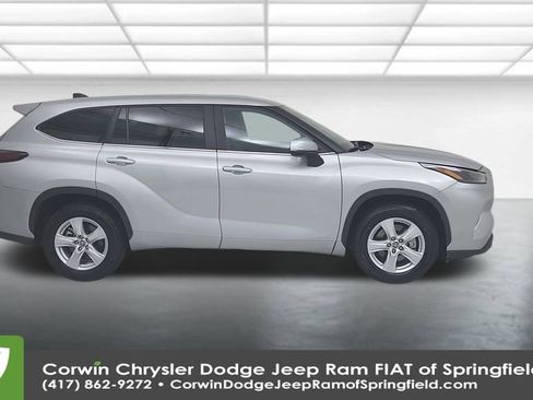 Used 2024 Toyota Highlander LE image 17