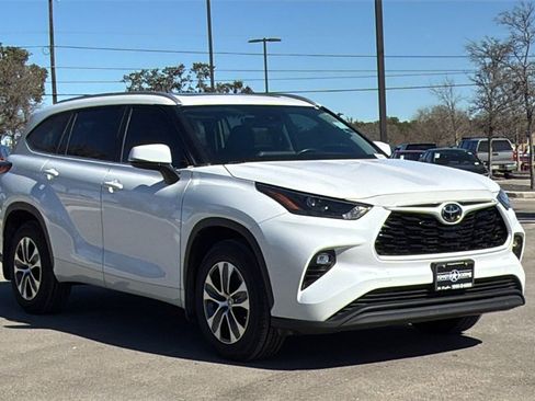 Certified 2023 Toyota Highlander XLE image 9