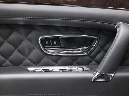 Used 2020 Bentley Bentayga Plug-In Hybrid AWD/4WD image 11