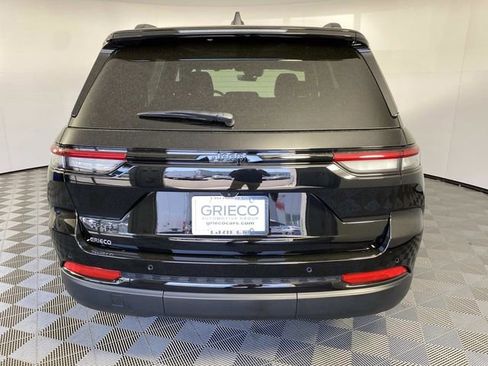 Used 2025 Jeep Grand Cherokee Altitude AWD/4WD image 7