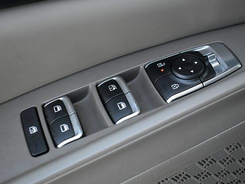 Used 2025 Kia Carnival FWD image 13