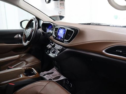 Used 2017 Chrysler Pacifica Limited FWD image 42