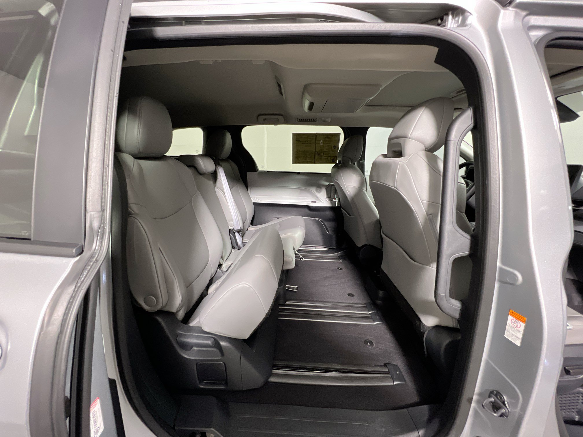 Used 2025 Toyota Sienna XLE w/ XLE Plus Package FWD image 33