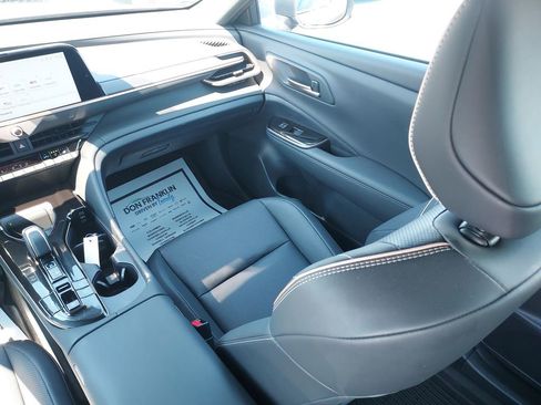 Used 2025 Toyota Crown Signia image 11