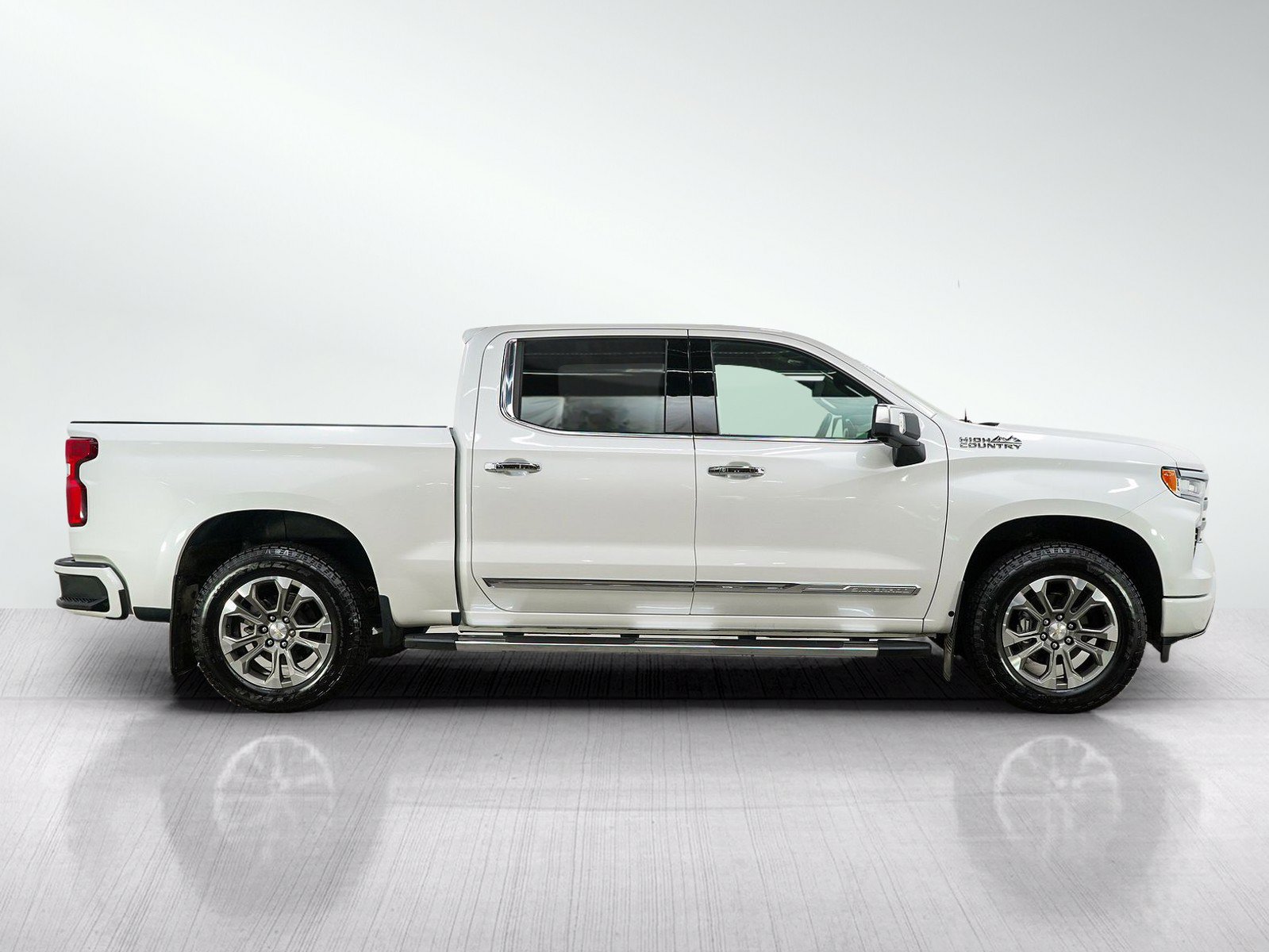Used 2024 Chevrolet Silverado 1500 High Country w/ Technology Package AWD/4WD image 6