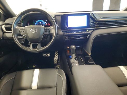 Used 2025 Toyota Camry SE image 9