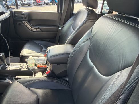 Used 2018 Jeep Wrangler Unlimited Sahara AWD/4WD image 8