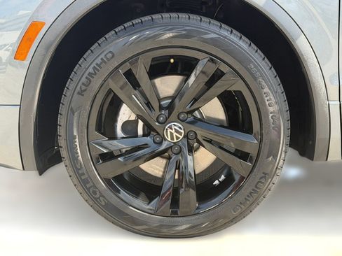 Certified 2023 Volkswagen Tiguan SE R-Line FWD image 11