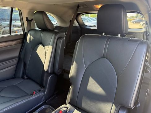 Used 2024 Toyota Highlander Platinum FWD image 32