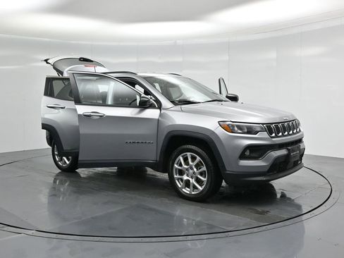 Used 2023 Jeep Compass Latitude image 17