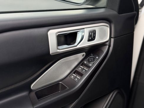 Used 2020 Ford Explorer Platinum w/ Premium Technology Package image 30