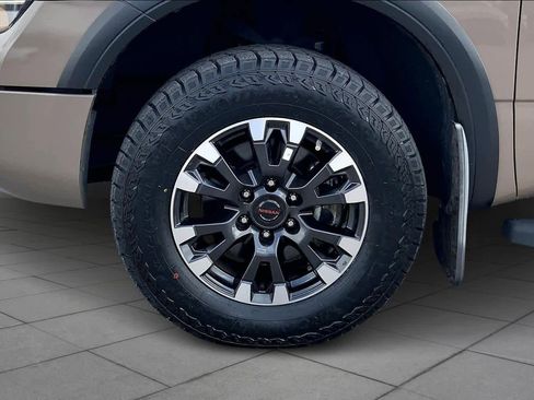 Used 2021 Nissan Titan PRO-4X w/ Pro-4x Convenience Package image 11