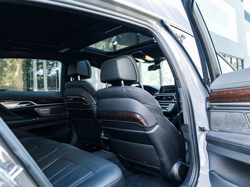 Used 2021 BMW 740i w/ M Sport Package image 33