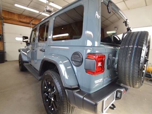 Used 2025 Jeep Wrangler Unlimited Sahara image 26