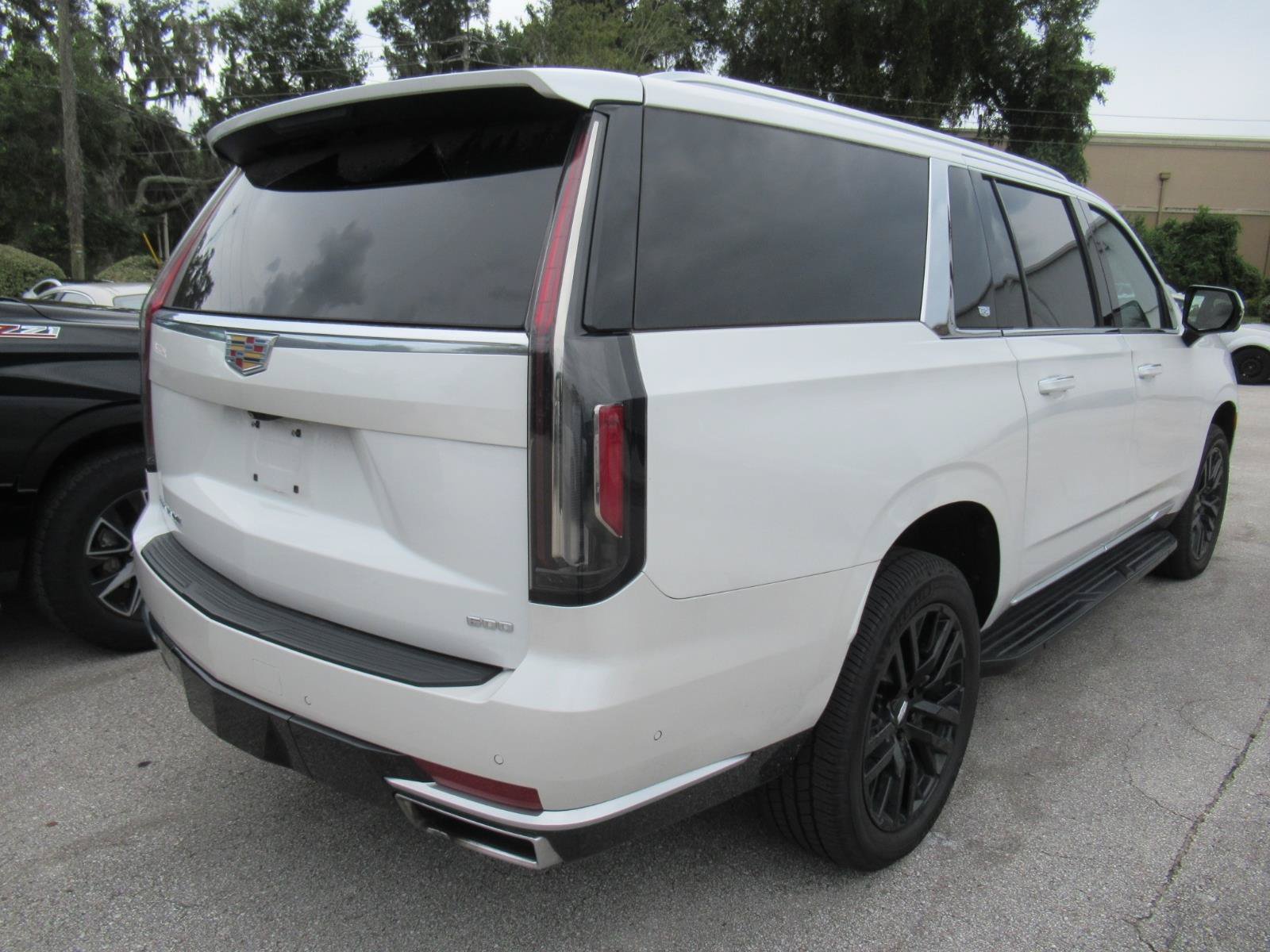 Used 2024 Cadillac Escalade ESV Premium Luxury AWD/4WD image 9