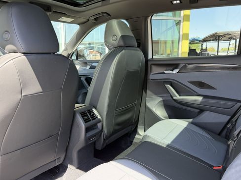 Used 2025 Volkswagen Tiguan SE R-Line AWD/4WD image 34