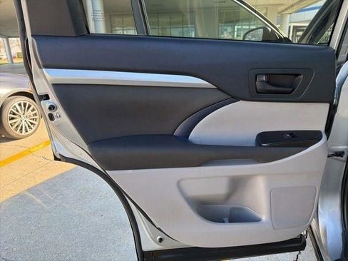 Used 2019 Toyota Highlander LE image 31