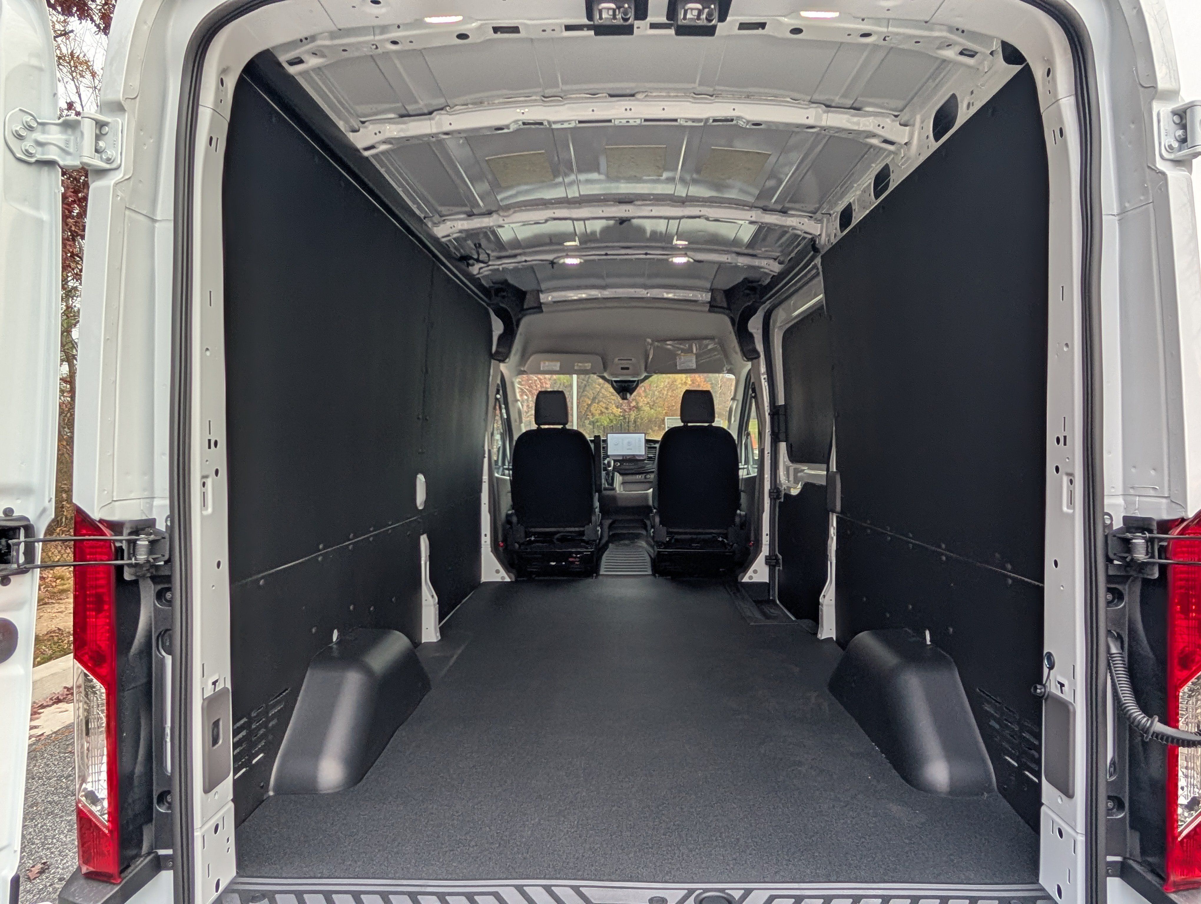New 2026 Ford Transit 250 148 Medium Roof w/ Load Area Protection Package RWD image 10