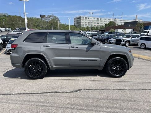 Certified 2022 Jeep Grand Cherokee Laredo X AWD/4WD image 7