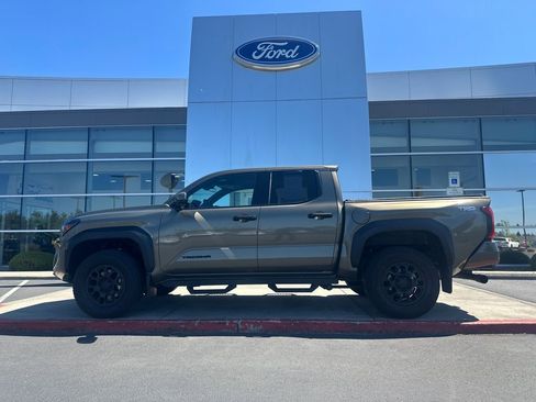 Used 2025 Toyota Tacoma TRD Off-Road AWD/4WD image 1