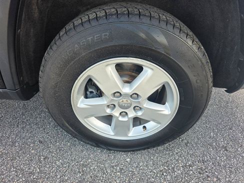 Used 2012 Jeep Grand Cherokee Laredo RWD image 21