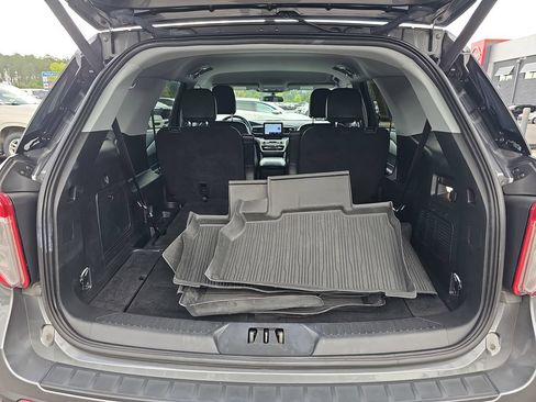 Used 2023 Ford Explorer XLT w/ Equipment Group 202A AWD/4WD image 18