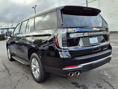 Used 2025 Chevrolet Suburban Premier image 3
