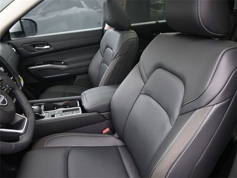 Used 2025 Nissan Pathfinder SL w/ SL Premium Package image 19