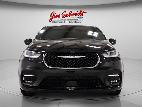 Used 2025 Chrysler Pacifica Select image 2