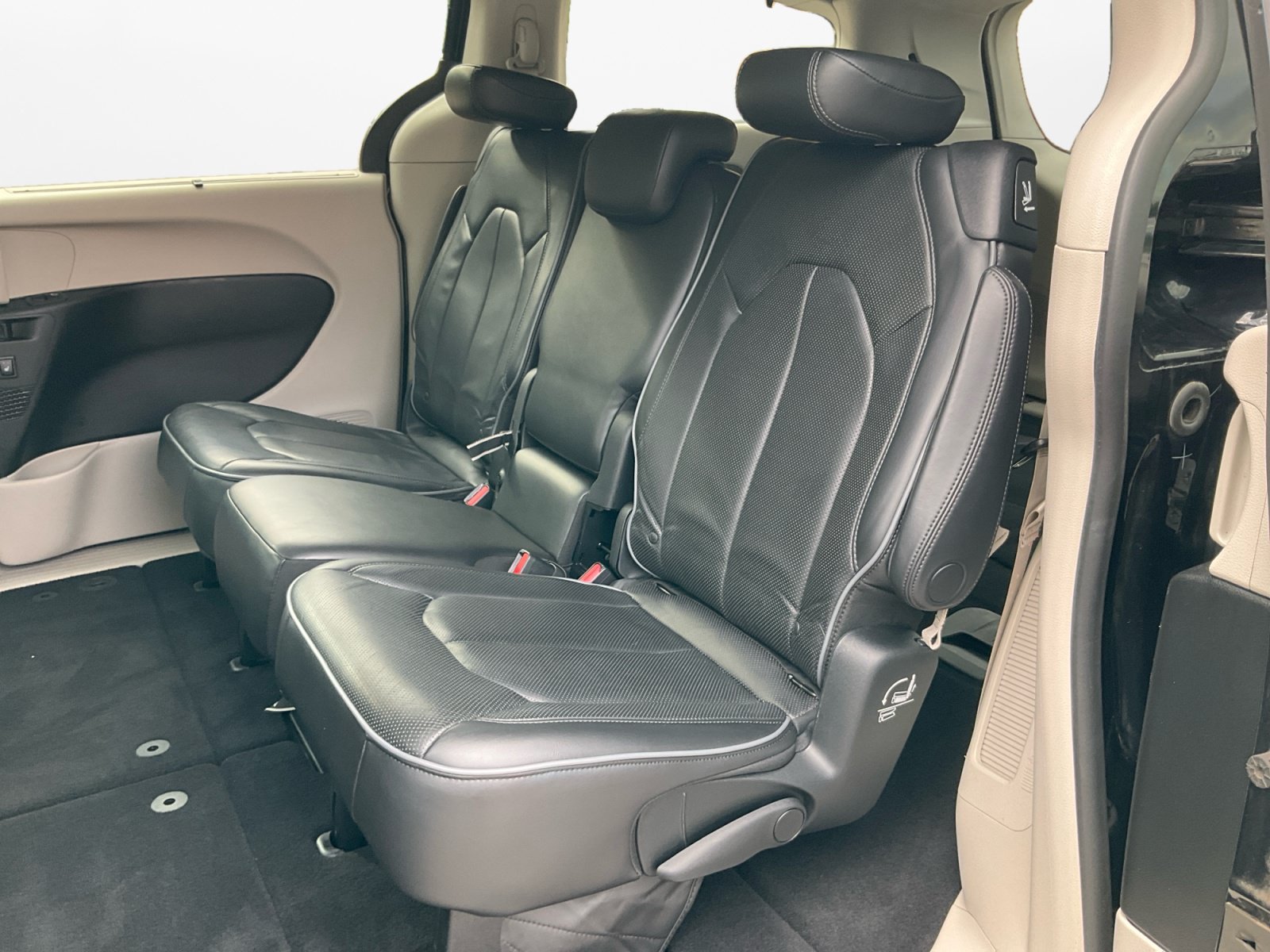 Used 2018 Chrysler Pacifica Limited w/ Advanced Safetytec Group FWD image 15