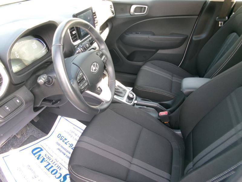 Used 2025 Hyundai Venue SEL FWD image 13