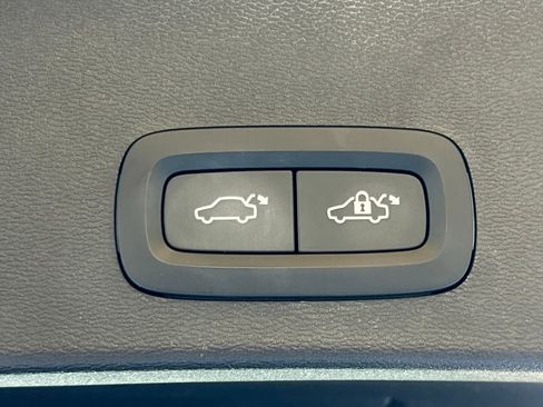 Used 2023 Volvo XC40 B5 Plus image 56