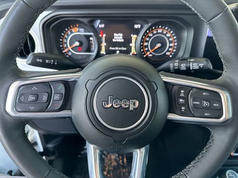 Used 2025 Jeep Wrangler Unlimited Sahara AWD/4WD image 22