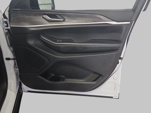 Used 2023 Jeep Grand Cherokee L Limited w/ Luxury Tech Group II image 11